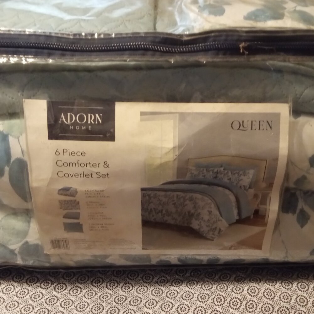 Queen comforter and coverlet set